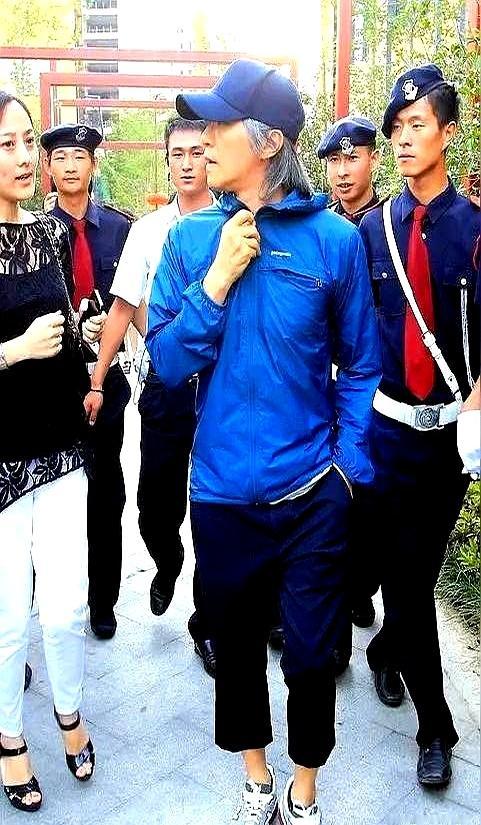 冯小刚零片酬帮忙，周星驰咋就不还人情？2004年冯小刚零片酬客串《功夫》