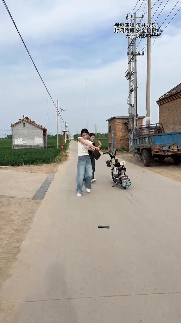 我的车呢？我手机。我的火呢？你别笑。