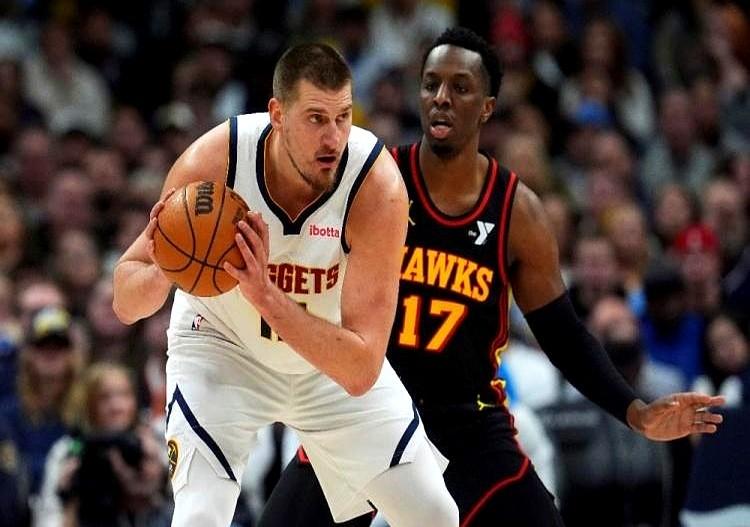 约基奇今天这半场简直邪门到姥姥家了！现在网上都吵翻了，有人说“这还是那个赛季