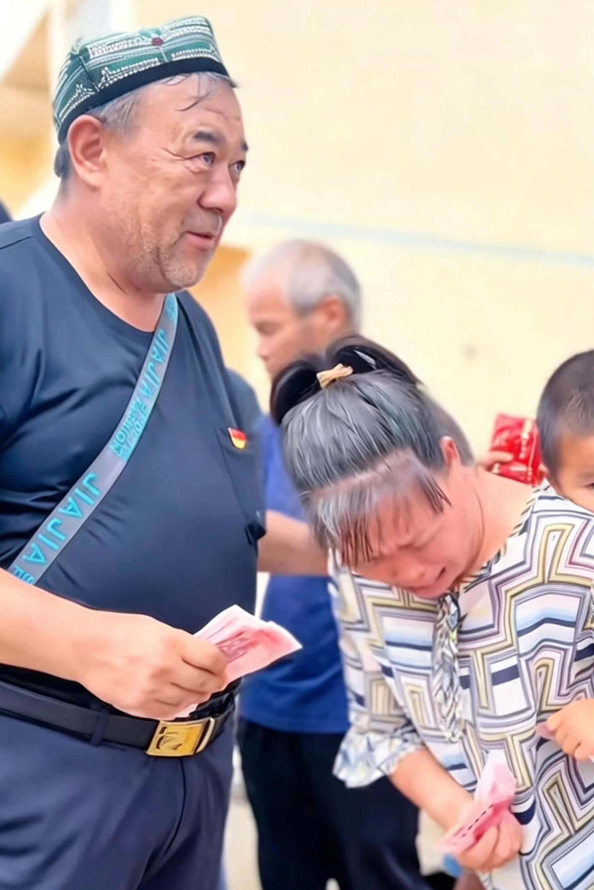原来真正的慈善，不需要中间商！从新疆飞3000公里到广西，挨家挨户塞现金，一查这