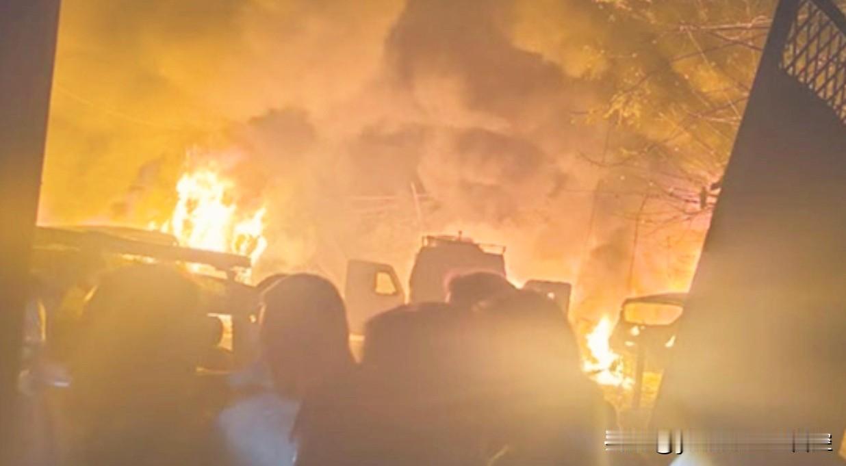 印度德里电视台11月15日报道：14日晚上印控克什米尔地区一警察局发生