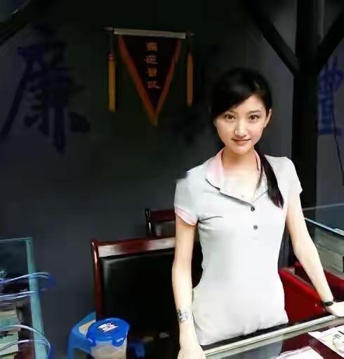 作为当年的北影校花，当年景甜很漂亮，但是后来景甜相貌变了，变得世俗、庸脂俗粉了，
