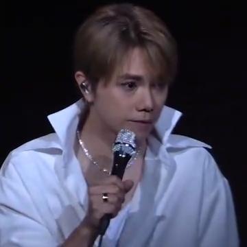 张敬轩7月25日在演唱会上哭泣原文，我只觉得他提到的工作人员很可怜啊，明明工作做