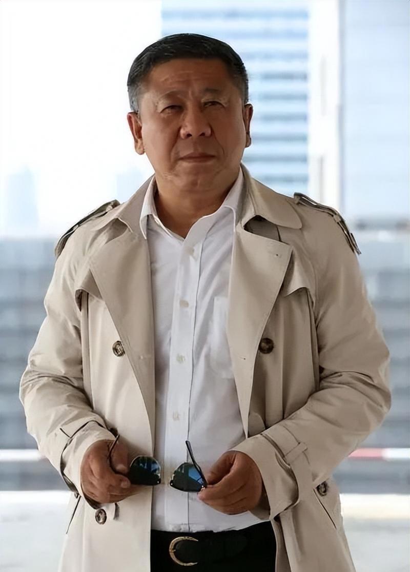 68岁老戏骨住800平别墅仍跑龙套，妻子是导演大咖，婚姻保鲜40年秘诀曝光！