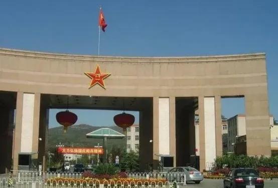 70年代初，山西军区谢司令请老部下吃饭，突然，老部下噗通跪倒：“首长，我活不了了