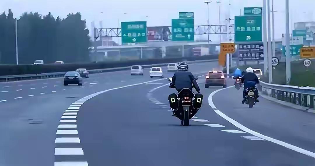 为什么说四缸车不适合摩旅?2026年摩旅动力新解：排量争论已过时，动力冗余系数才