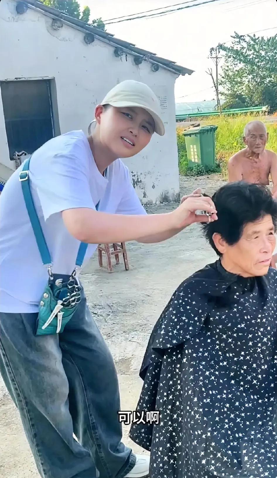 “看哭了！”湖北仙桃，一名女孩在街边理发，身边有个牌子，“8元一位”，这时，一