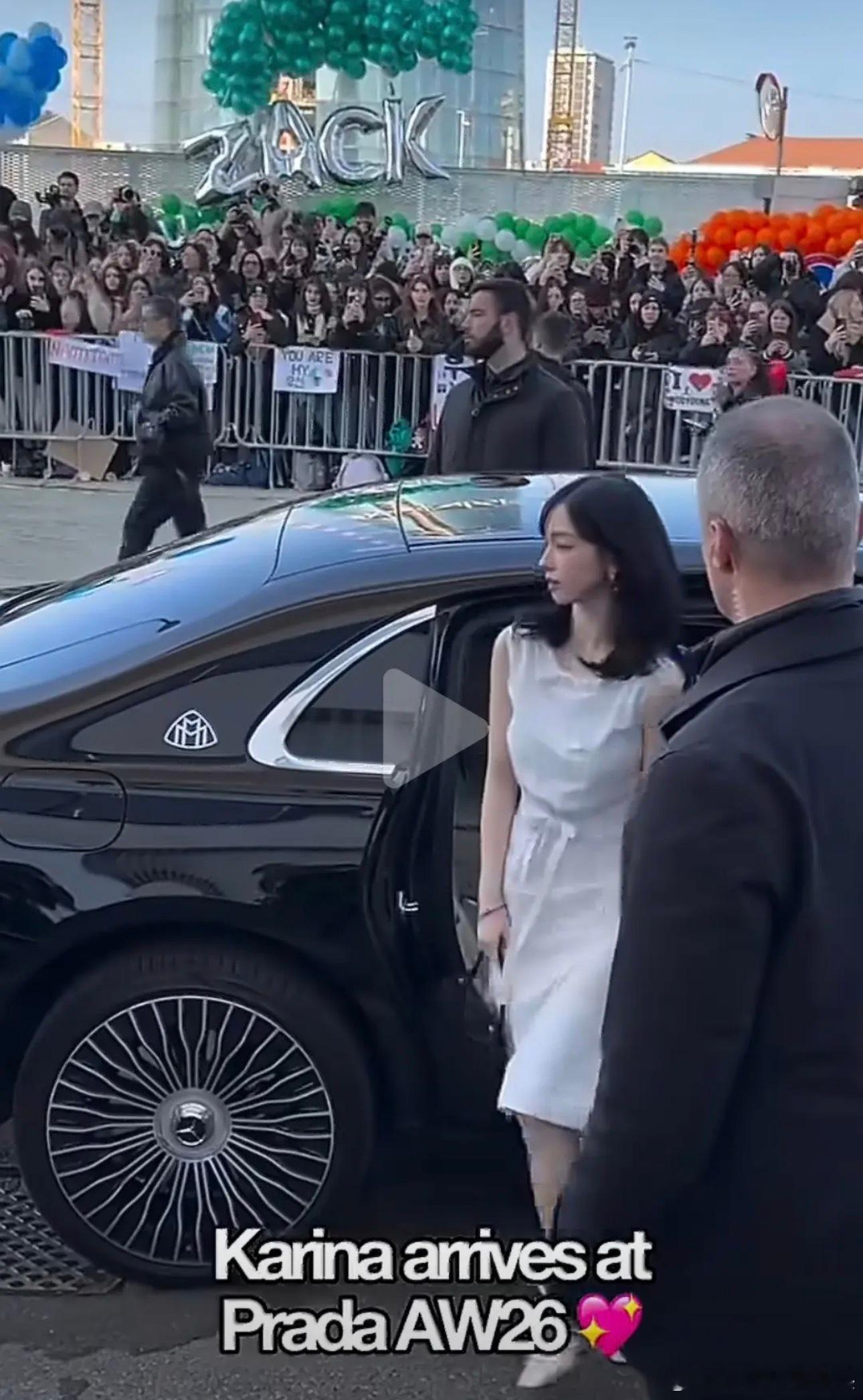 Prada给杨幂柳智敏配的入场车咋还不一样一个迈巴赫一个商务车？