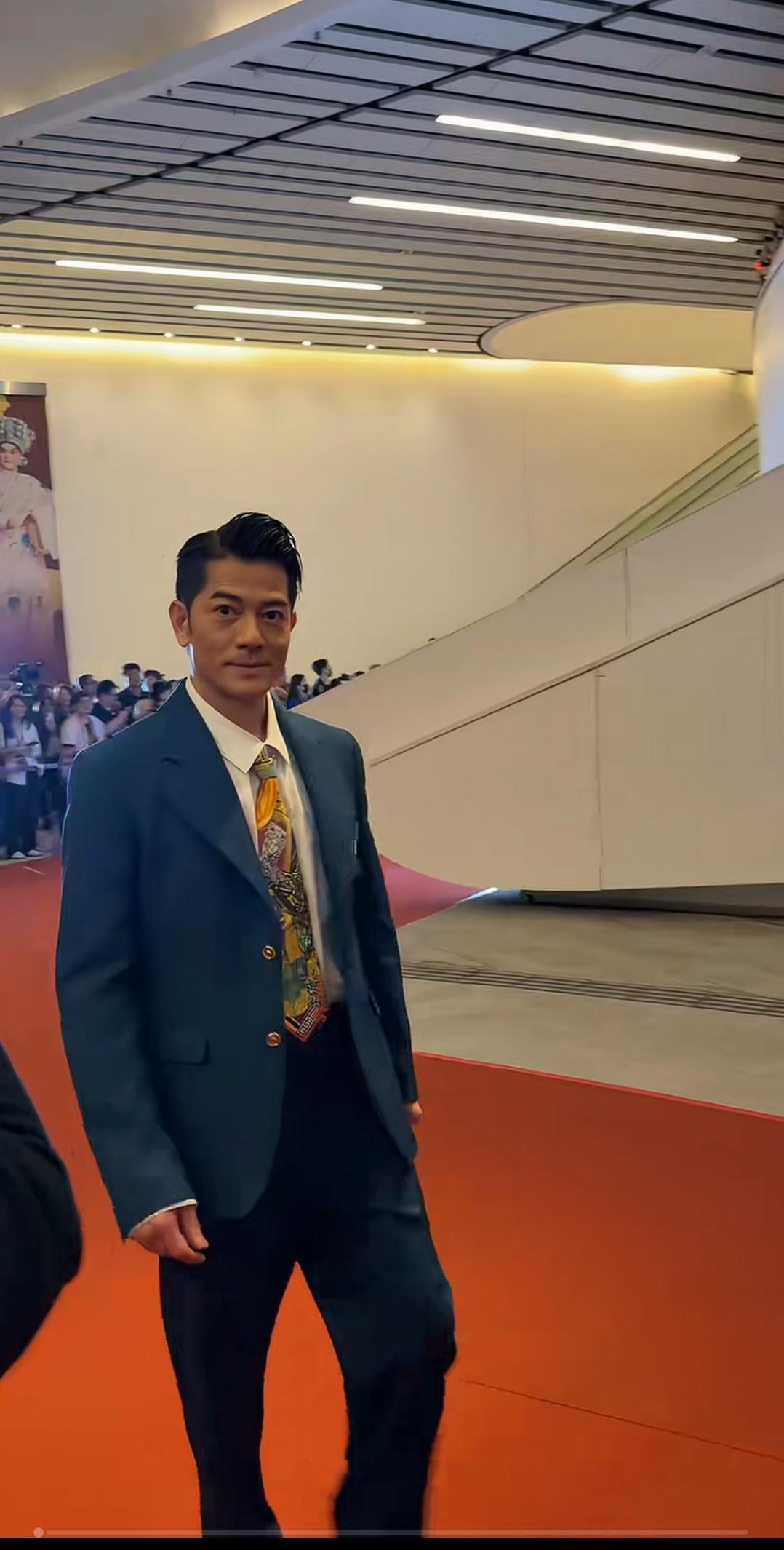 还是感觉他穿黑色西装好看。