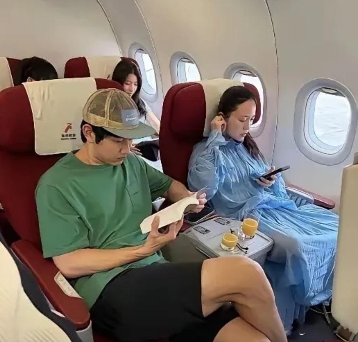 金莎私下蛮反差的，跟老公做商务舱，素颜松弛，不是一直装小女生的样子，反而是个冷静
