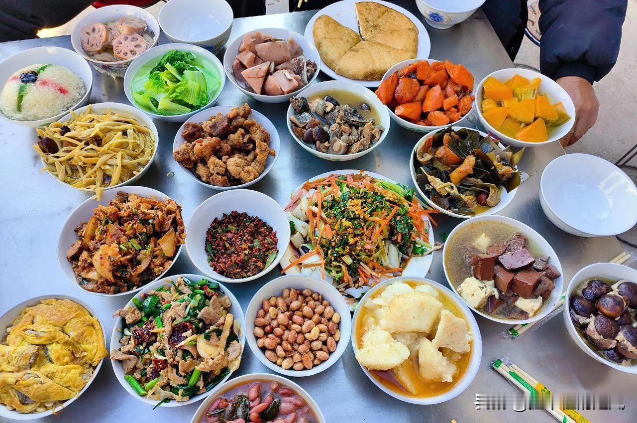 美食家常打卡农村饭菜，简简单单随便吃点