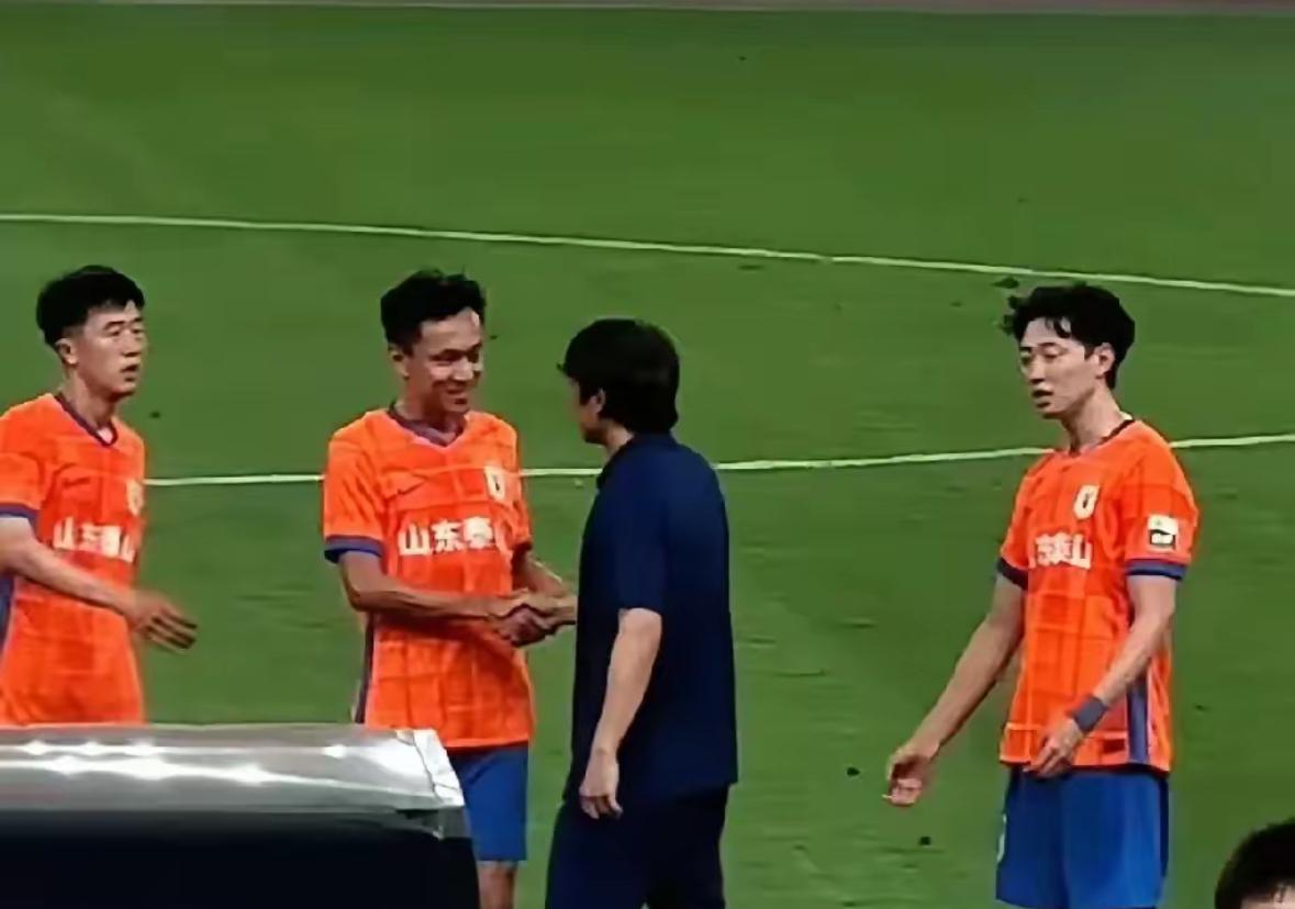 邓卓翔和张池在鲁能2010赛季做过队友难怪赛后张池和邓卓翔那么亲密的攀谈邓卓