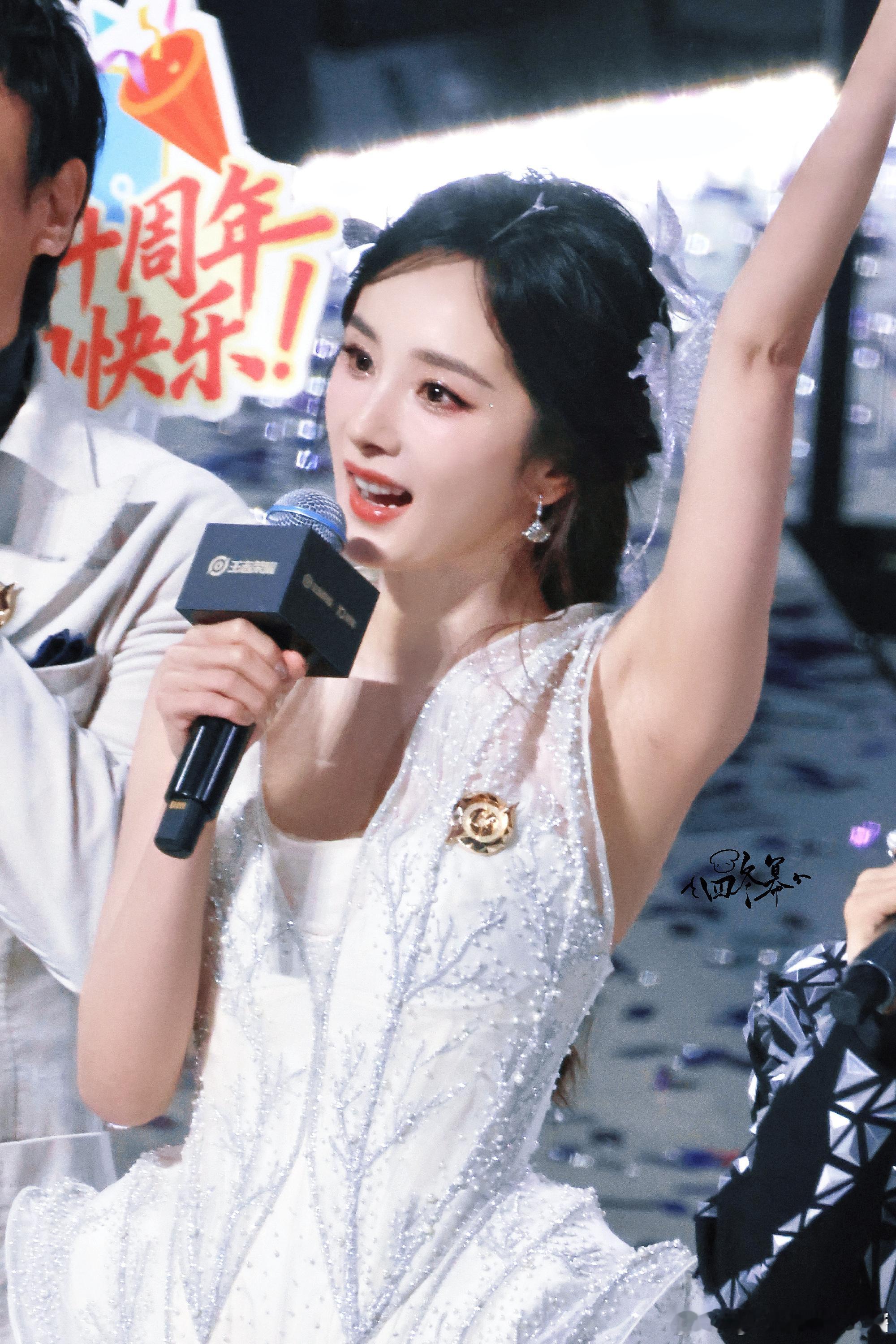 共创之夜美神降临杨幂鎏金长裙太吸睛！裙身缀满细碎水钻，搭配珍珠发箍，走路时裙摆