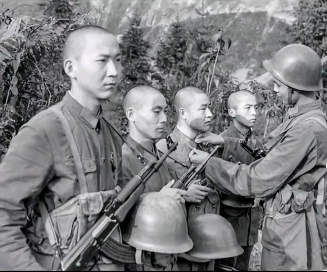 这张照片拍摄于1985年元月，一位解放军报记者为某部敢死队上战场前拍下的最后一张