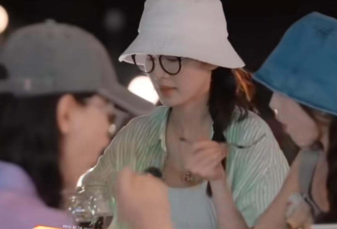 李沁情绪低落，马思纯和那英也是及时发现了她的情绪，马思纯：“没有不舒服吧”，那英