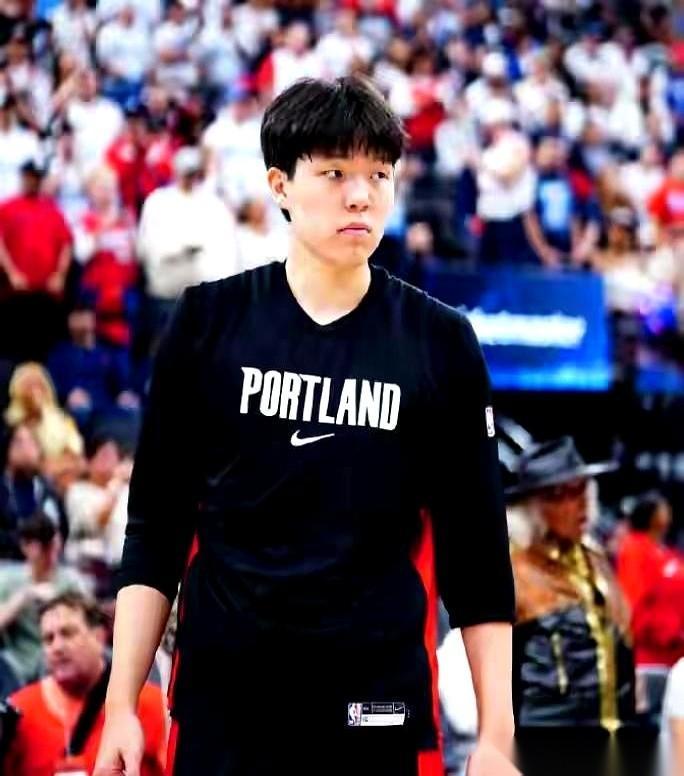 好家伙，首轮秀，直接给干到发展联盟去了。这脸打的，啪啪响。当初全网的牛都快吹爆