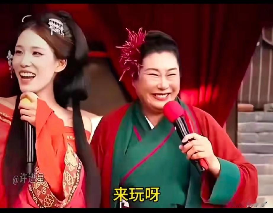 开封王婆相亲名场面来了，一女子穿着古装上台，一看性格就特别开朗，还没等王婆