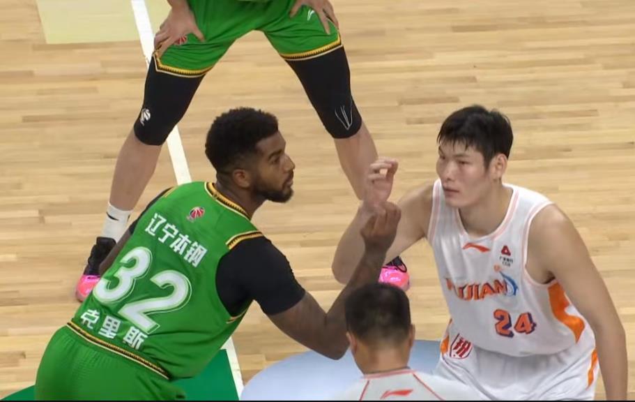 CBA季前赛辽宁对阵四川的比赛结束，辽篮轻松拿下胜利，内线外援马基斯・克里斯交
