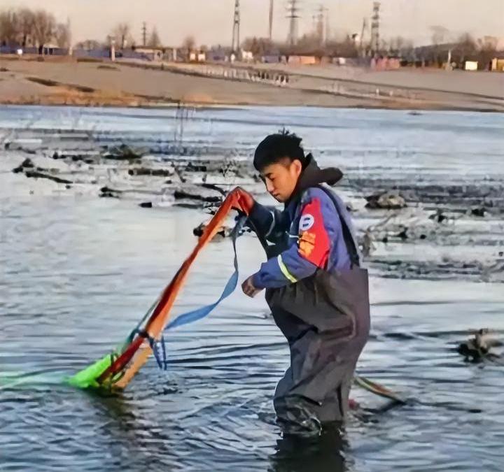不是自己的孩子，就不会真的心疼。房山一老人向救援队求助，称自己“珍贵的风筝”掉