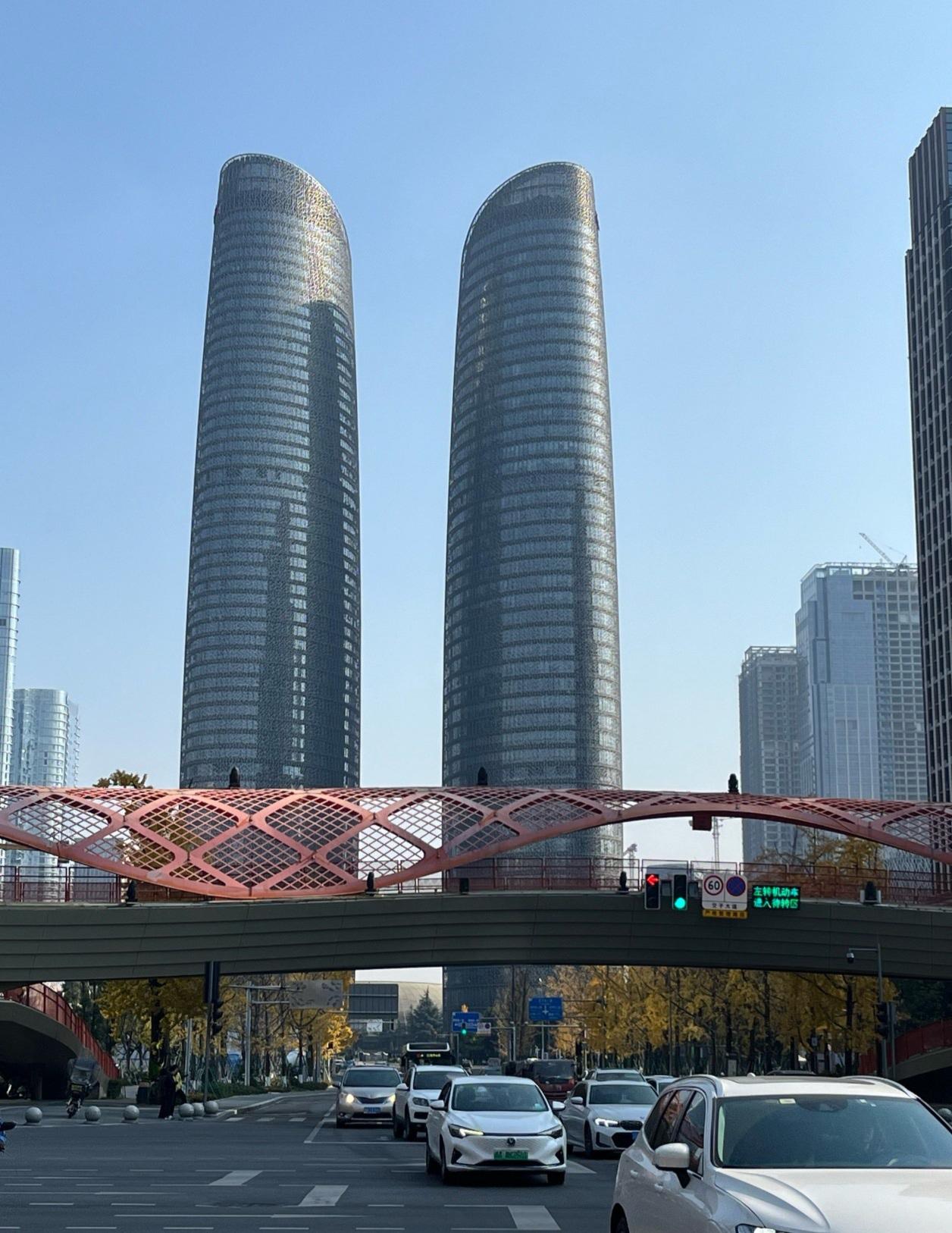 仅差26.5万人！成都人口逼近北京，中国“第三城”争夺战一触即发数字的此消彼