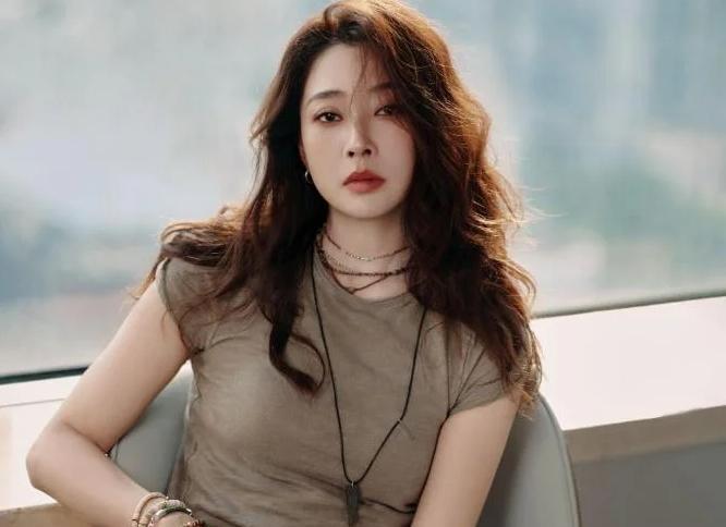 谁规定T恤只能配牛仔裤和乐福鞋？秋意正浓的十月，殷桃偏要反其道而行，把这套老掉牙
