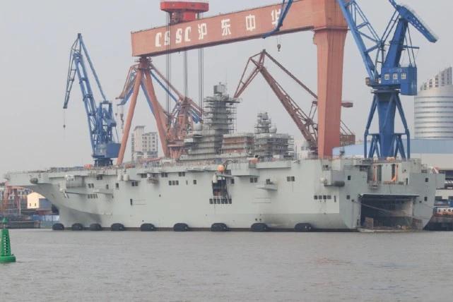 这张照片是075型两栖攻击舰在沪东中华造船厂船坞里的建造场景，具体是哪一艘就不知