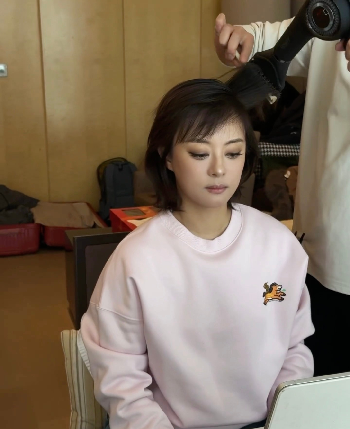 孙俪的下颌线孙俪小助理分享的孙俪照片！娘娘别照了，很瘦了，这个下颌线非常明显了