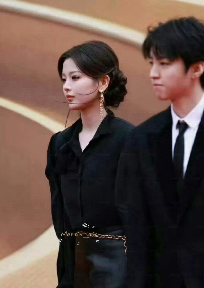 看到杨超越的袜子之后我悟了，看来以后破洞的袜子可以继续穿了，原来时尚的终点是节俭