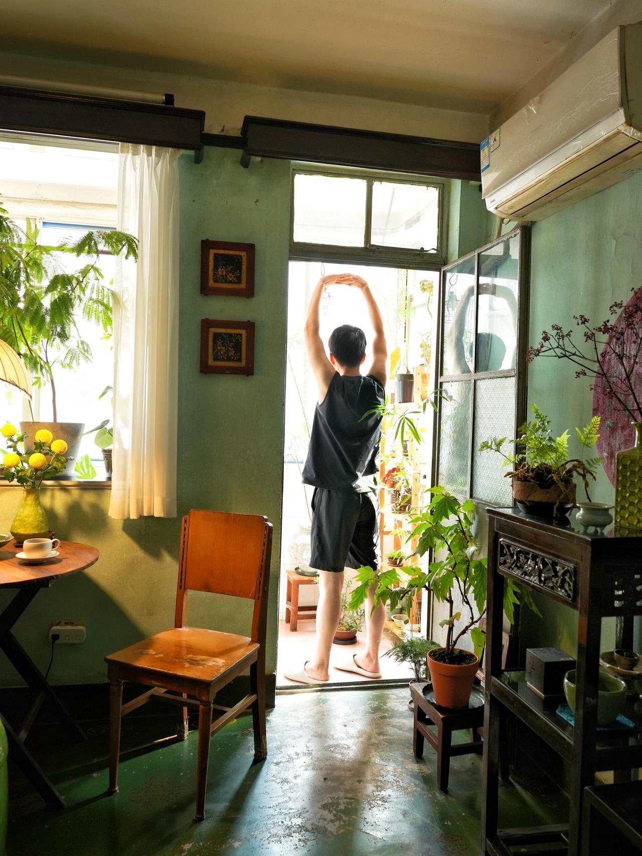 都说什么年龄做什么事，三十七岁那年，我却偏要换一种活法。从电梯公寓搬进了南京