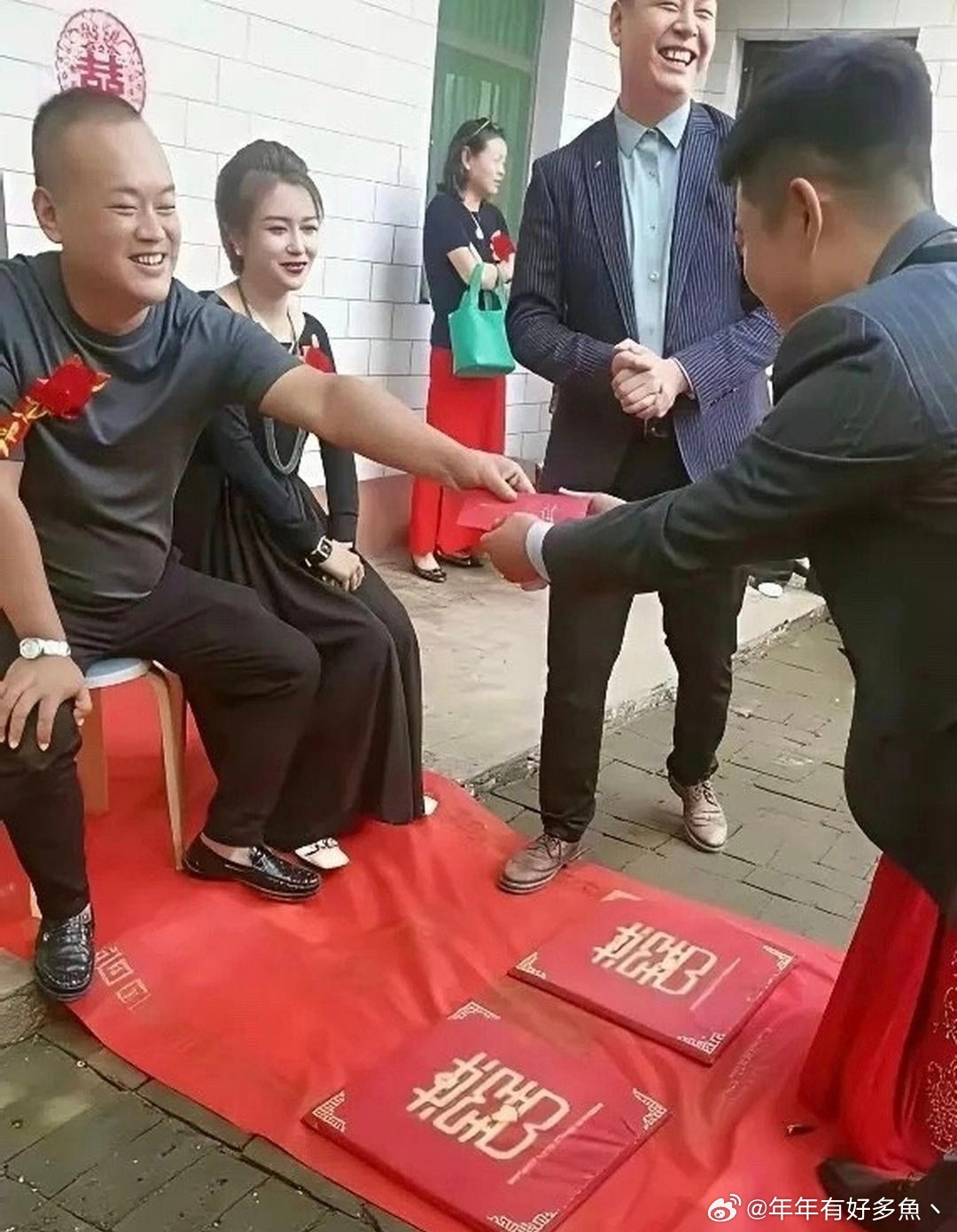 丈母娘这样的长相，估计新娘更漂亮吧！