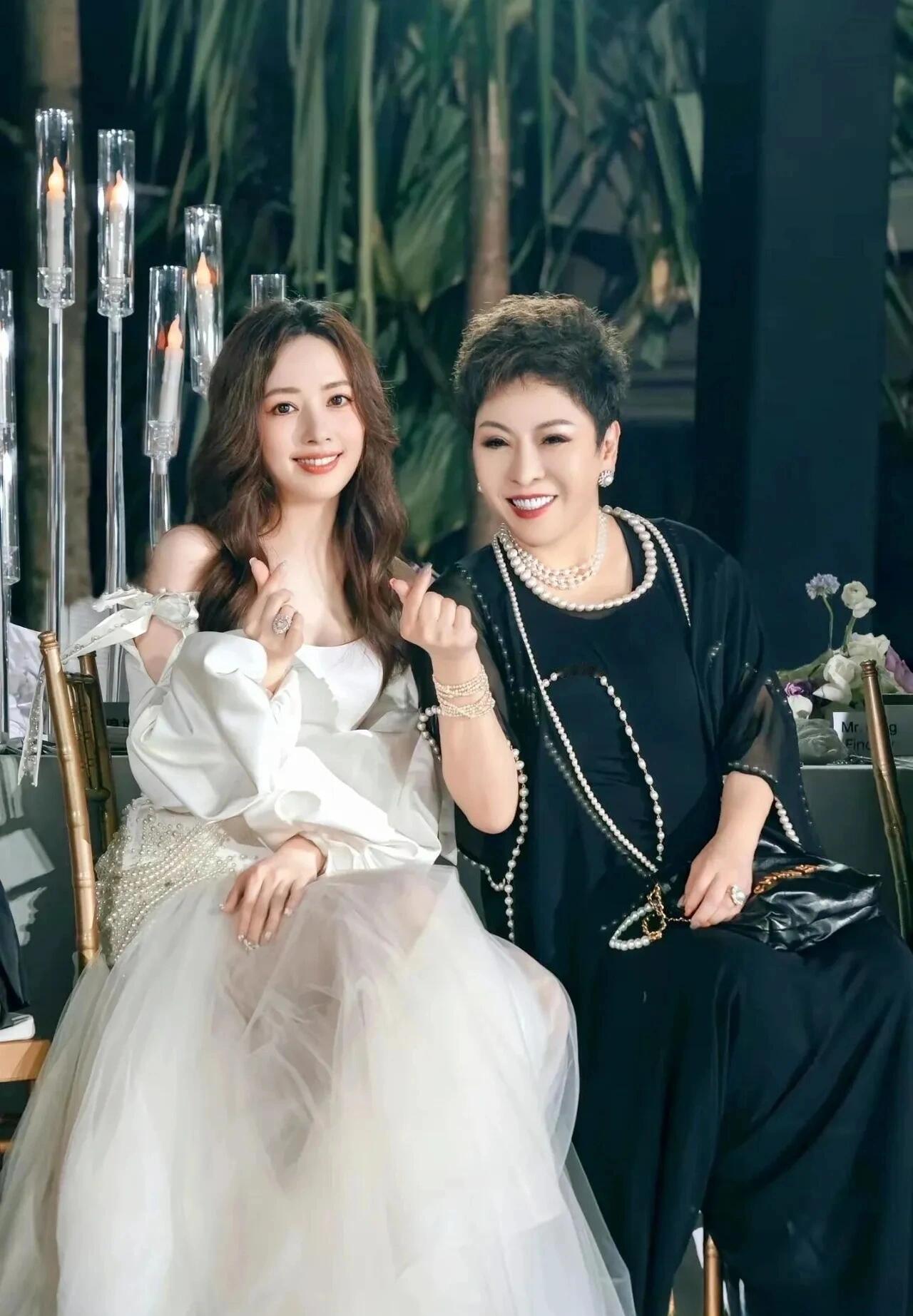 难怪顶级美女郭碧婷愿意嫁给相貌平平的向佐，原来向太才是最关键的人物！近日向佐