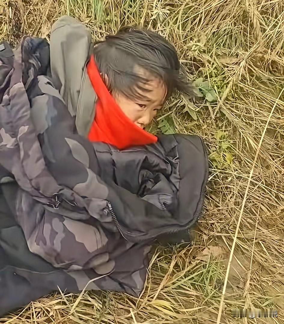 辽宁朝阳四岁女童走失四十三个小时以后被找到，第一句话就让人掉眼泪。好冷，不要