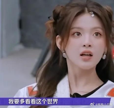 杨超越说：我爸妈都不近视，我妹也不近视，但是我——700度！满脸不信的张含韵说