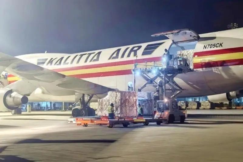 凌晨4点的合肥新桥机场，一架波音747悄悄落地，谁能想到啊整架飞机装的竟然全