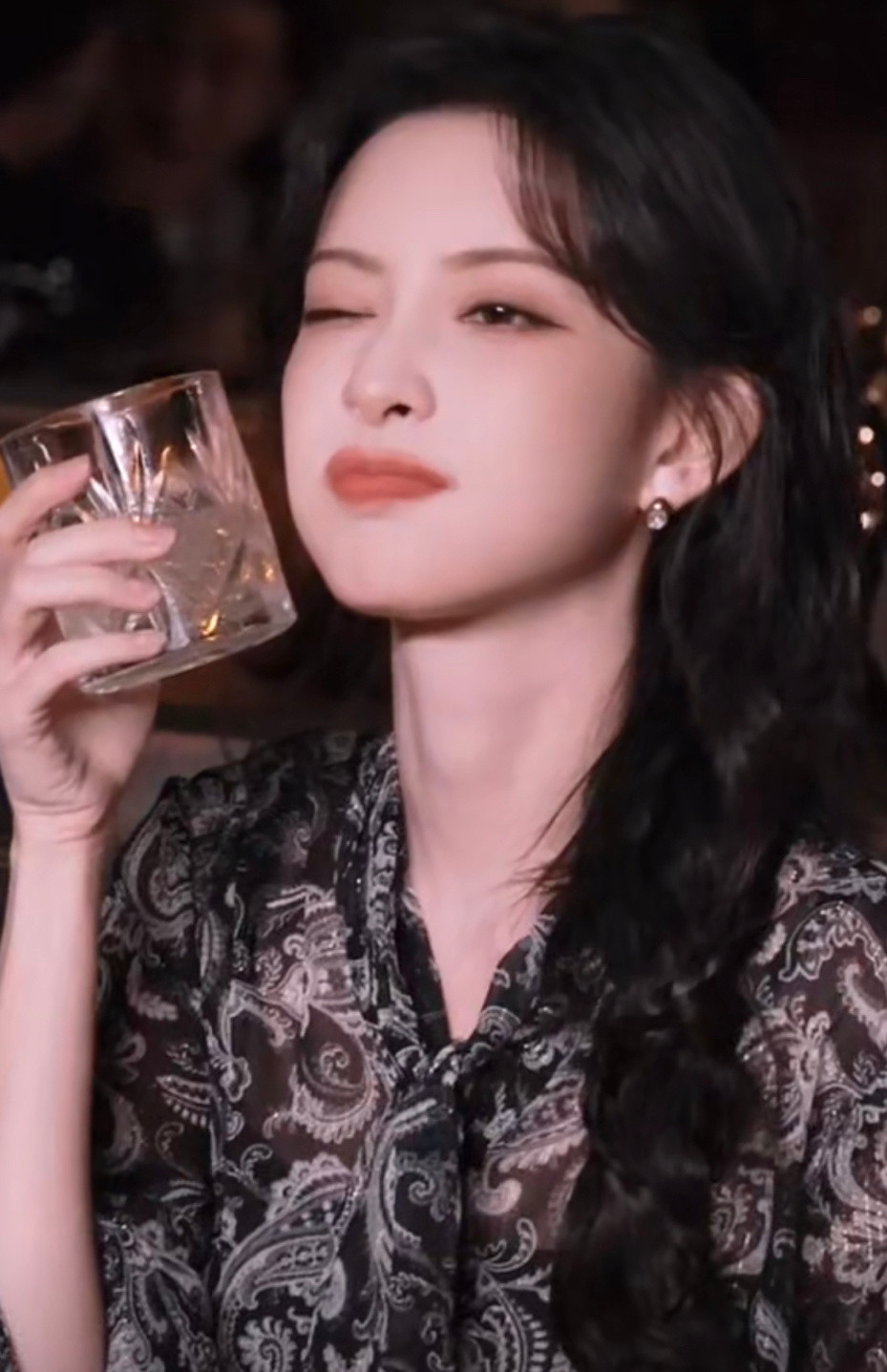 MK晚宴上的孟子义美成这样了，每一个表情都是绝美！​​​