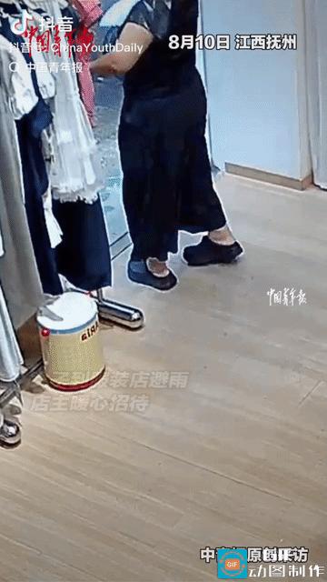 感动。江西抚州，女子没带伞出门被大雨淋透，走进服装店小声询问：“我来这里躲下雨可