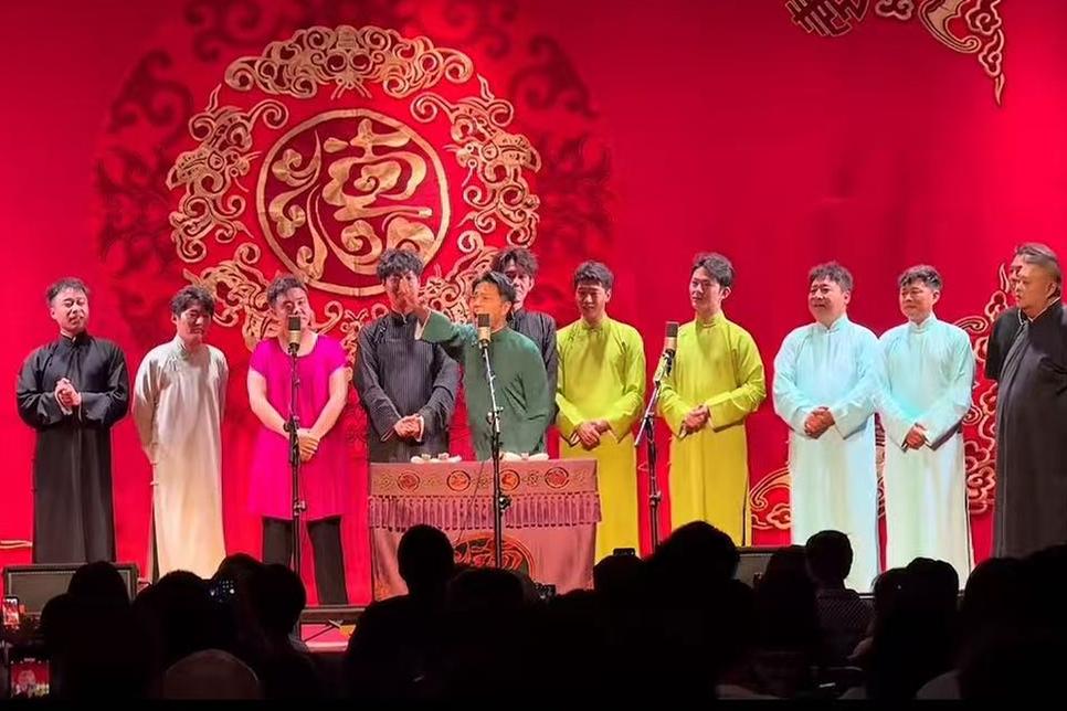 岳云鹏被师弟贴脸开大，全程笑呵呵不红脸，孙越神补刀乐翻全场！岳云鹏、孙越带着十队