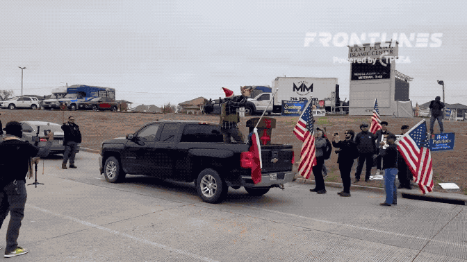 美国人反中东移民已经魔怔了：直接举着大猪头，嘴里叼着经书！近日，著名美国反中东移