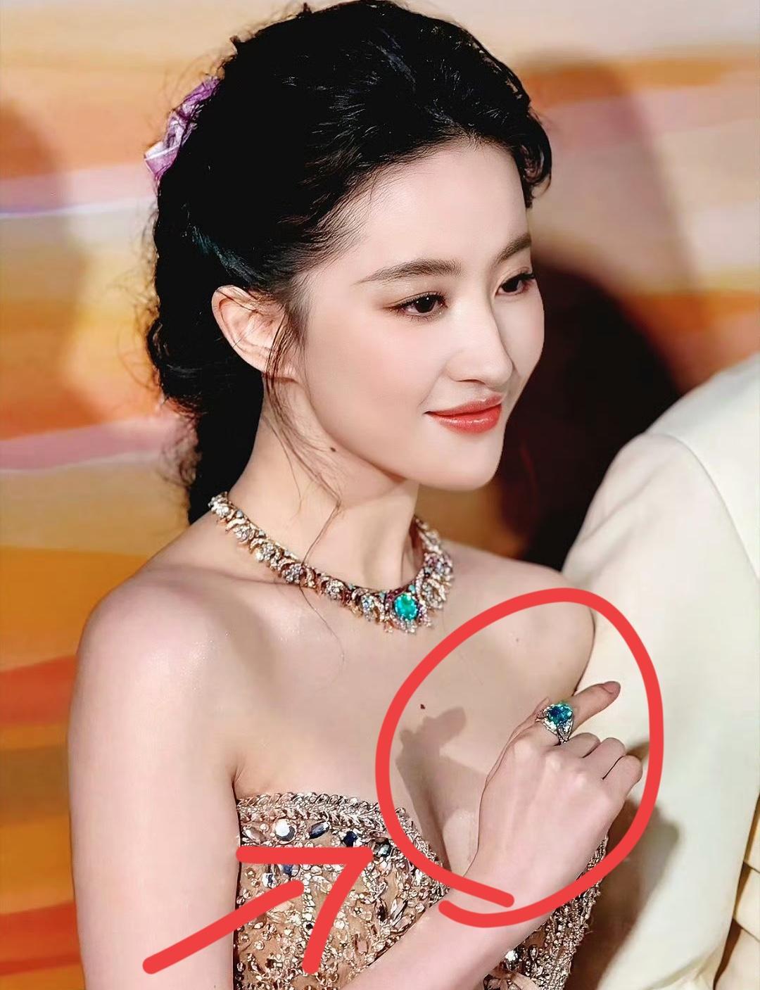 我老公线下亲眼见过刘亦菲，还专门带了相机去拍照他回来跟我说，刘亦菲根本就不是