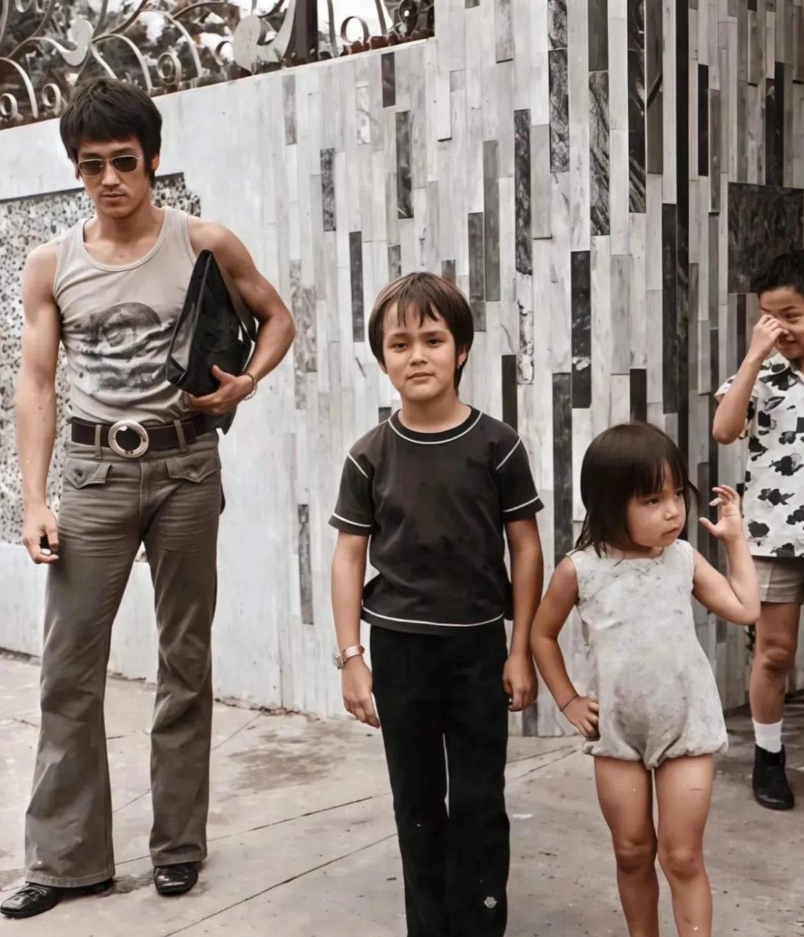 1972年李小龙一家。1972年穿搭放现在都不过时，太潮了！！