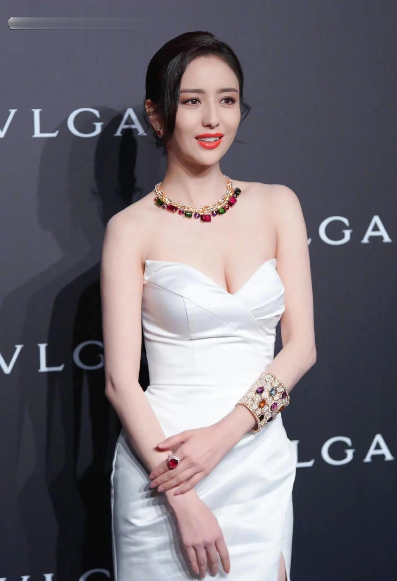 Angelababy，今年36岁，离异带娃。杨幂，今年39岁，离异带娃。赵丽