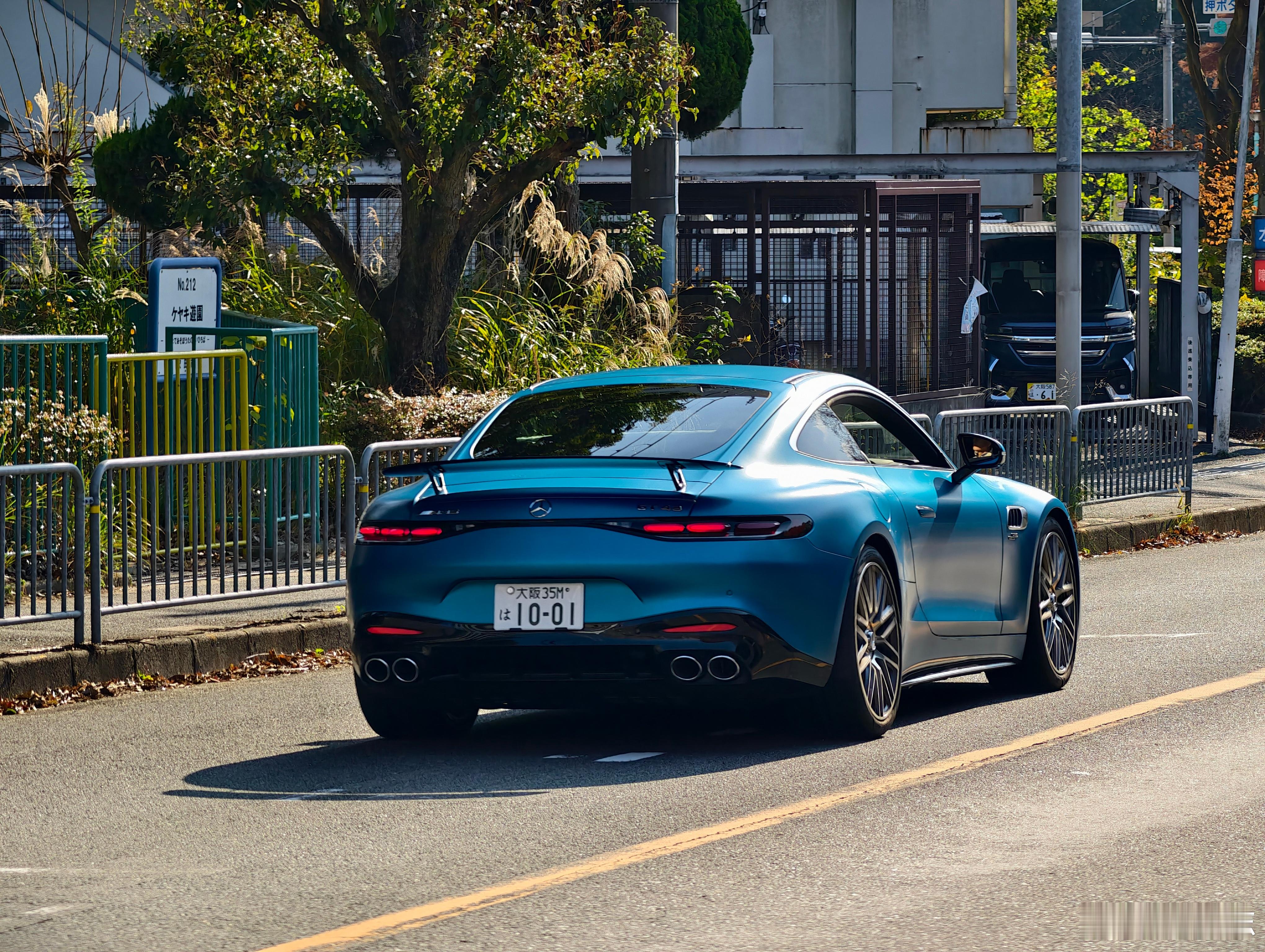 型车街拍偶遇新款奔驰AMGGT43。跟初代相比，第二代GT姿态和比例都有很大变