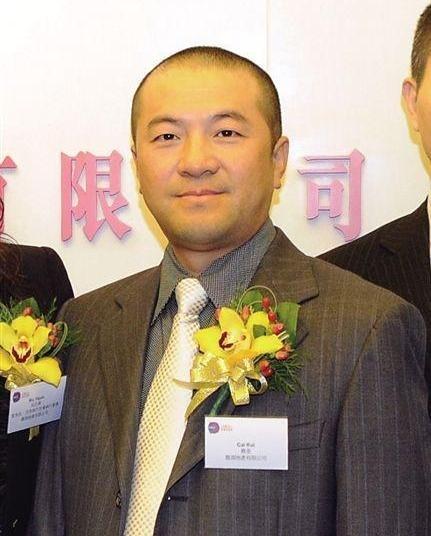 2012年，他离婚分走前妻200亿、买别墅、娶空姐，在伦敦买下了一栋希尔顿酒店，