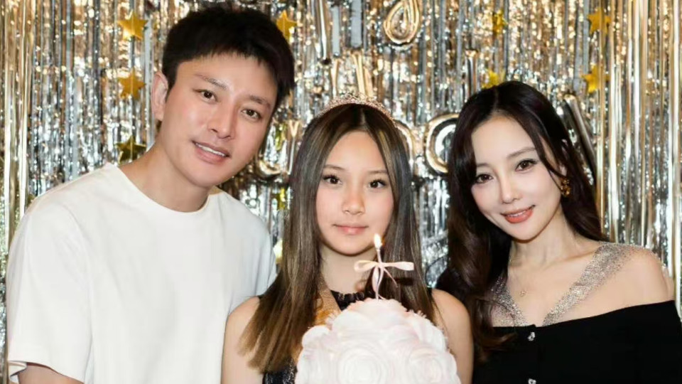 甜馨14岁生日全家福引热议: 贾乃亮李小璐合体庆生, 体面育儿成焦点