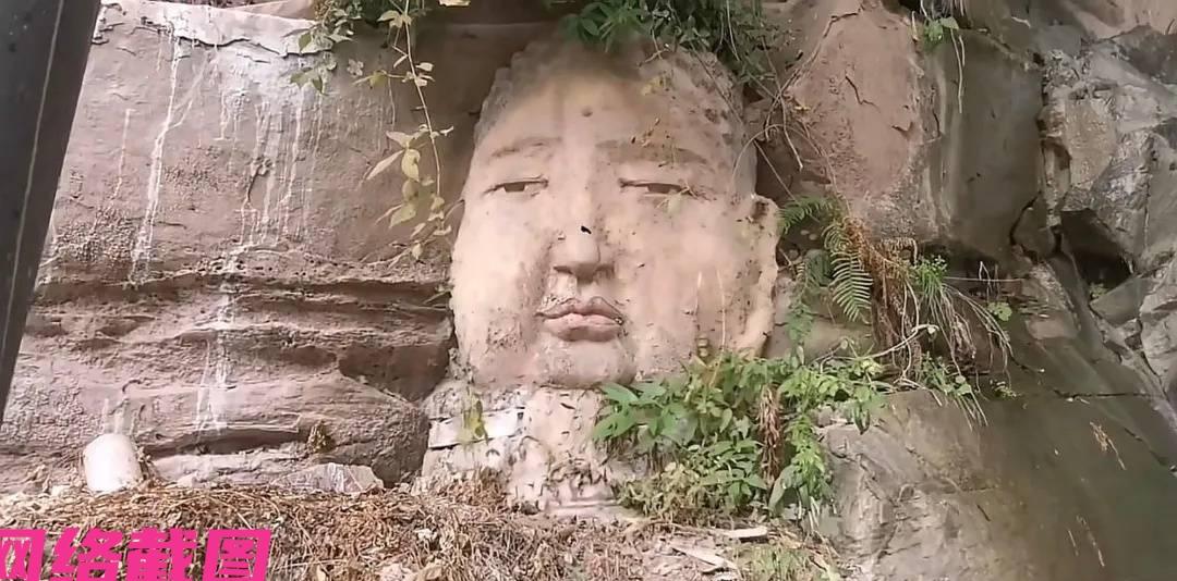 重庆红岩村在嘉陵江大桥下，见得江边悬崖上展露一尊颇为萌态的佛头，起初众人还以为是