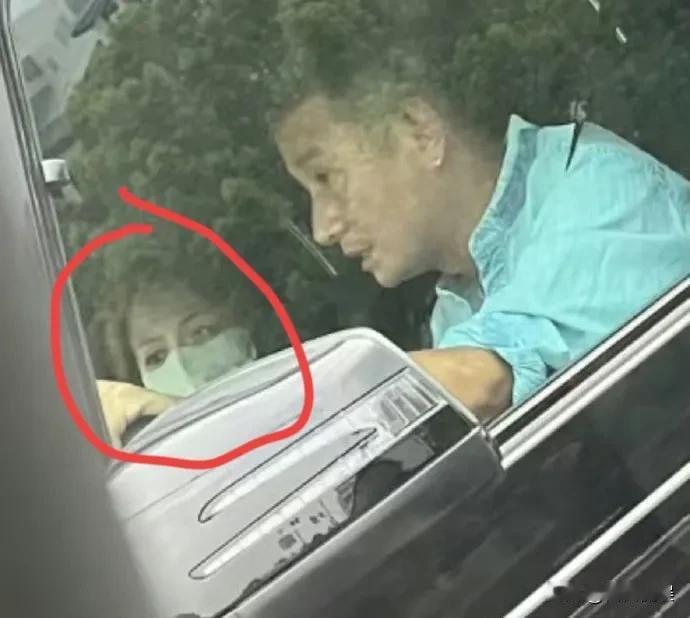 文章女友曝光，长得像姚笛？近日，在上海文章开豪车带女友兜风，女主戴口罩看不见