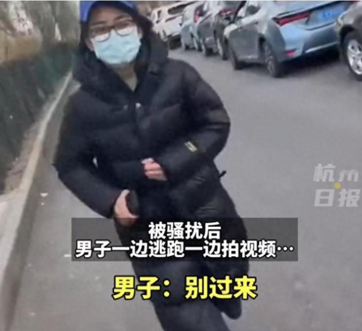 一个女生居然可以“饥渴”到这种地步？北京，一男子等公交车时，不断受到女生骚扰，被
