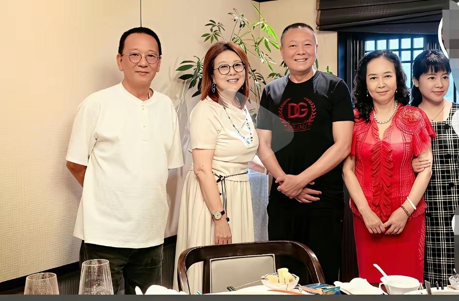 街头偶遇张艺谋的老丈人陈先生！不得不说，无锡老陈真是好福气，女儿漂亮又能干。