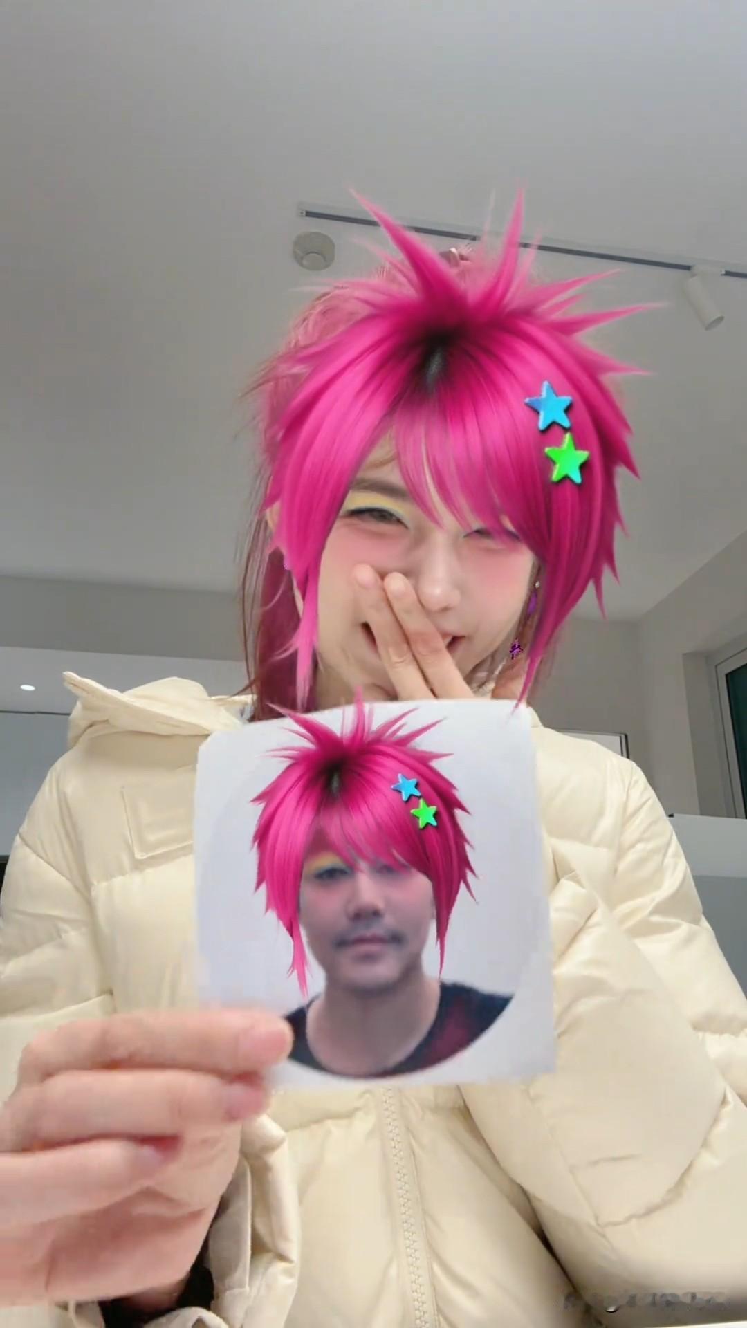 近日，苏醒妻子廖语辰更新了两条非常有意思的vlog。一条是古风造型，另一条是多年