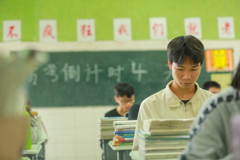 参加中考的学生总数15000人，普高录取9000多人，三千名左右的学生，高一就听